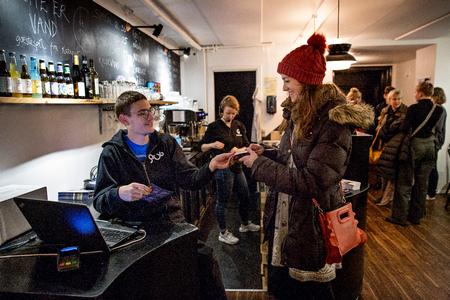  Teater Grob sørger - ud over dramatik på scenen - også for caféstemning. Foto: Jacob Ehrbahn/POLFOTO