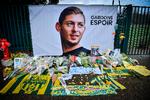 Både i Nantes som her på biledet og i Cardiff City er der blevet lagt blomster foran billeder af Emiliano Sala Foto: Loic Venance/Ritzau Scanpix