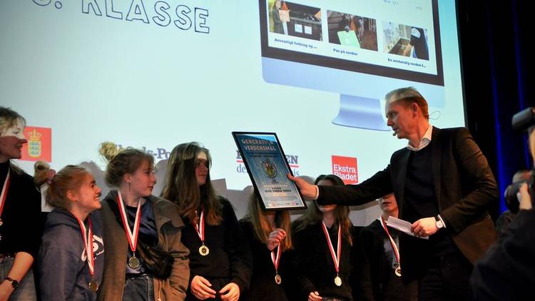 Ansvarshavende chefredaktør på Politiken, Christian Jensen, overrækker diplomer til vinderne fra Vester Skerninge Friskole.  Foto: Karoline Rahbek