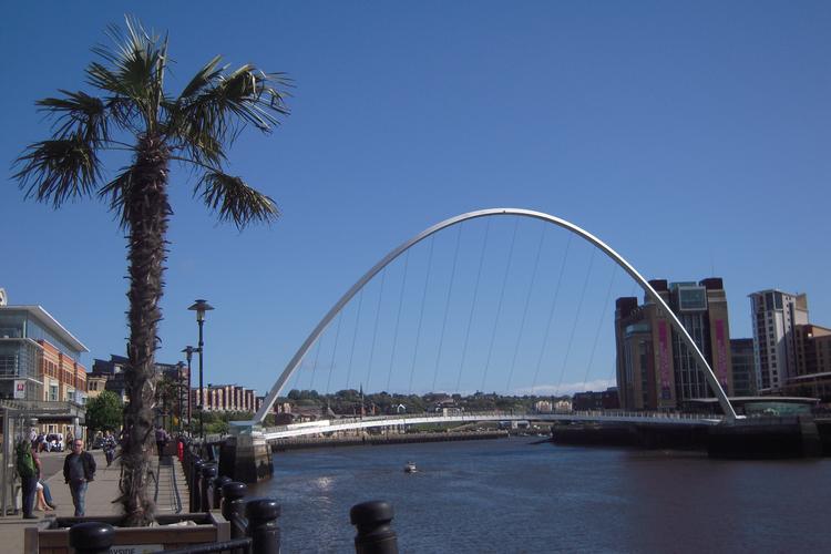Fodgængerbroen Gateshead Millennium Bridge er et af de mest ikoniske bygningsværker i det moderne Newcastle.  Foto: Kim Wiesener