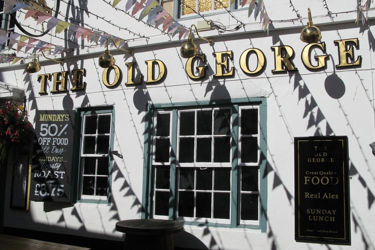 Den engelske kong Charles I, der fik hugget hovedet af under borgerkrigen i 1600-tallet, siges at gå igen på byens ældste pub, Old George.  Foto: Kim Wiesener