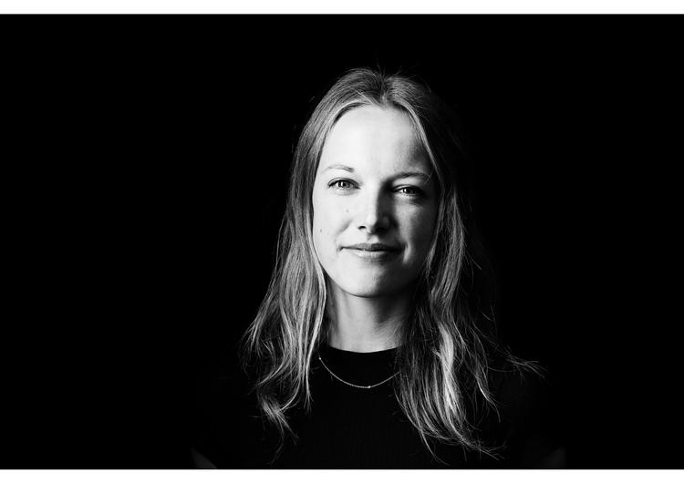 Louise Beck Brønnum er uddannet cand.scient.food og arbejder i tekstkøkkenet på Rasmus Munks restaurant Alchemist. Den længe ventede restaurant genåbner inden længe i nye, kæmpestore lokaler på Refshaleøen. Billedet er af retten 'tomat og nattefrost' fra det gamle Alchemist på Østerbro.  Foto: Pr-foto