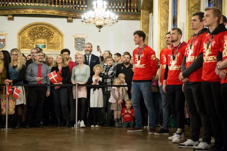 De nykårne verdensmestre blev mandag fejret med rådhuspandekager på Københavns Rådhus.  Foto: Louise Herrche Serup/POLFOTO