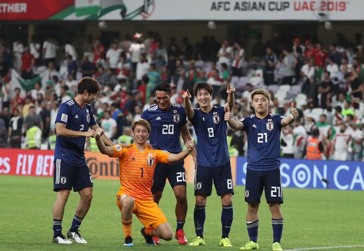 En flok lykkelige japanske spillere i Abu Dhabi efter sejren over Iran i Asian Cup-semifinalen mandag.
   Foto: Karim Sahib/Ritzau Scanpix