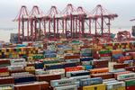 Containere i havnen i Shanghai. Den kinesiske økonomi lider under handelskrigen med USA. Arkivfoto. Foto: Aly Song/Ritzau Scanpix