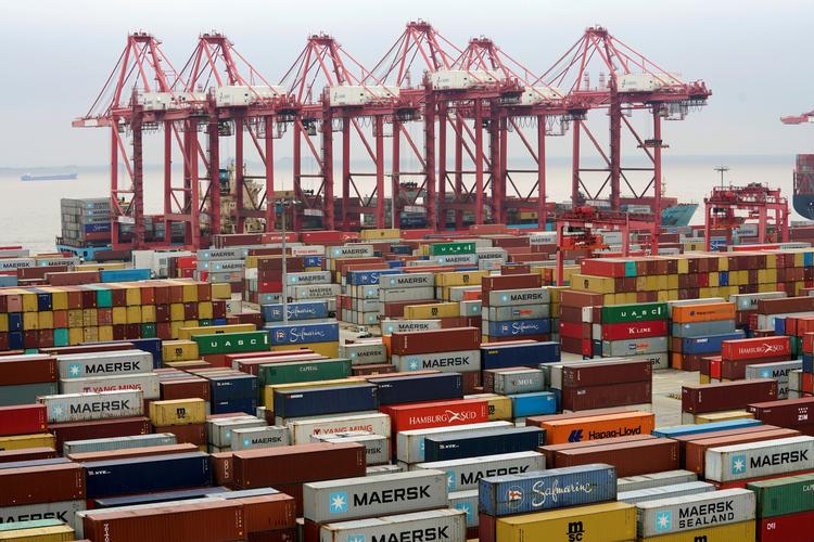 Containere i havnen i Shanghai. Den kinesiske økonomi lider under handelskrigen med USA. Arkivfoto. Foto: Aly Song/Ritzau Scanpix