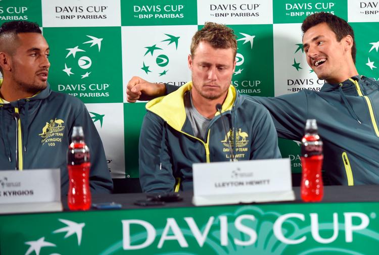 37-årige Hewitt (i midten) er tidligere nr. 1 i verden og har vundet Wimbledon og US Open.  Foto: Peter Parks/Ritzau Scanpix