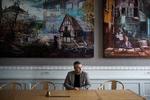 Henrik Sass Larsen foran de nye malerier, malet af Jacob Bostrup, som Socialdemokratiet har fået lavet til deres gruppeværelse. Foto: Louise Herrche Serup Foto: Louise Herrche Serup/POLFOTO