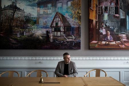 Henrik Sass Larsen foran de nye malerier, malet af Jacob Bostrup, som Socialdemokratiet har fået lavet til deres gruppeværelse. Foto: Louise Herrche Serup Foto: Louise Herrche Serup/POLFOTO