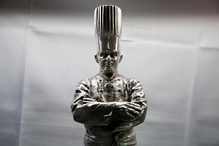Der kæmpes om Bocuse D'Or-statuetten i guld, sølv og bronze. 
   Foto: Jacob Ehrbahn/POLFOTO