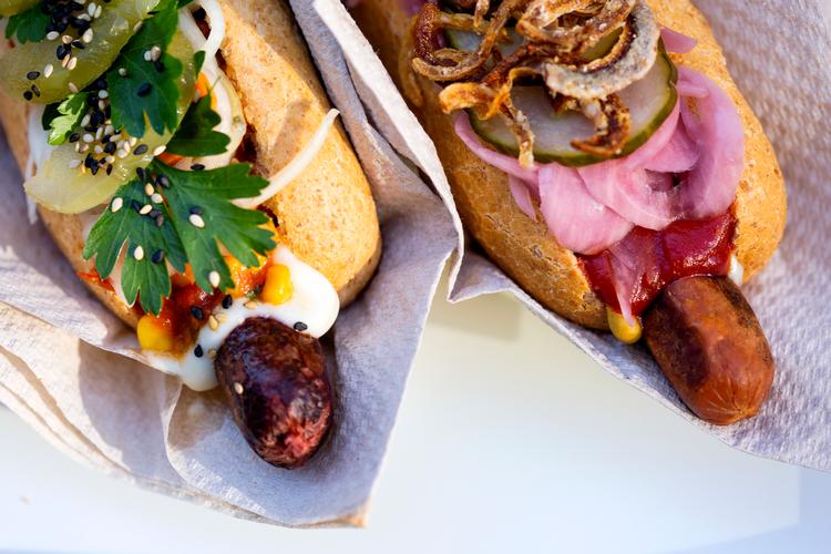 Plantepølsen på Nørrebro laver veganske hotdogs. Pølserne er lavet af grøntsager og planteproteiner som tofu eller seitan. Vores anmelder manglede dog smag og knæk og gav 3  Foto: Andreas Haubjerg/POLFOTO