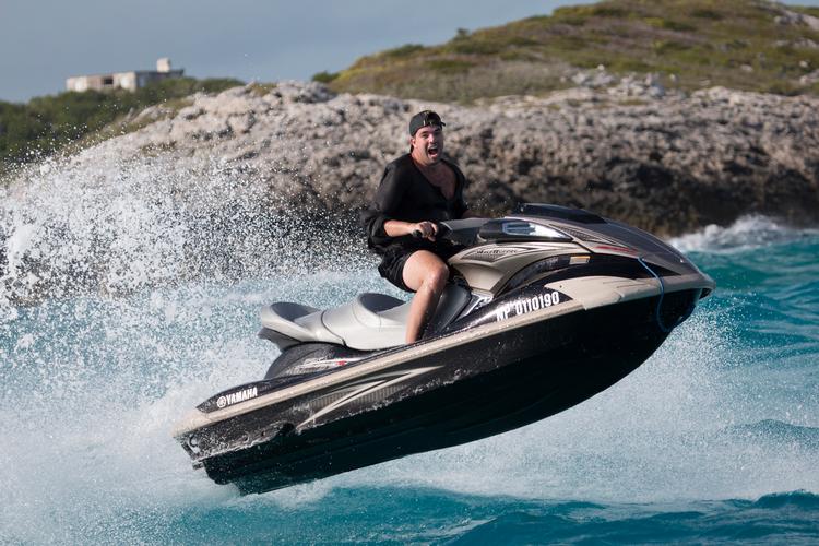 Den lidt for durkdrevne entreprenør Billy MacFarland hygger sig i Bahamas og sælger via sociale medier en musikfestival, han ikke har pengene eller evnerne til at stable på benene.  Foto: Netflix