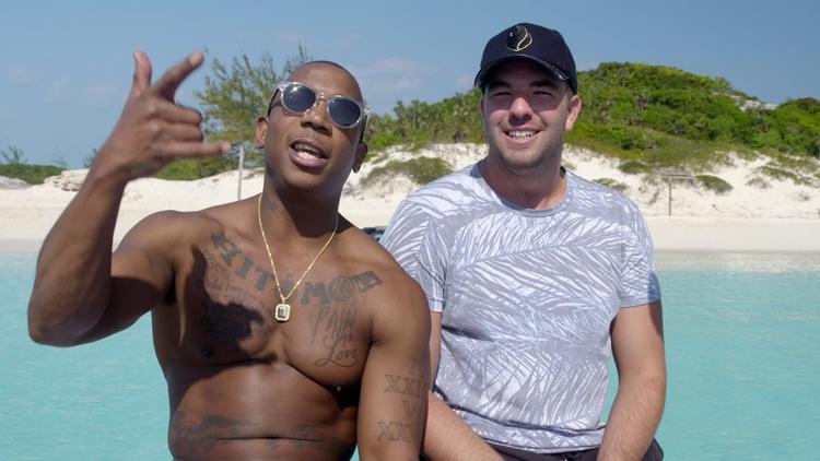 Det er rapperen Ja Rule (til venstre) der løfter sløret for sine planer om endnu en festival. Til højre står medarrangør Billy Macfarland, der i dag har en bedragerisag på halsen. 
