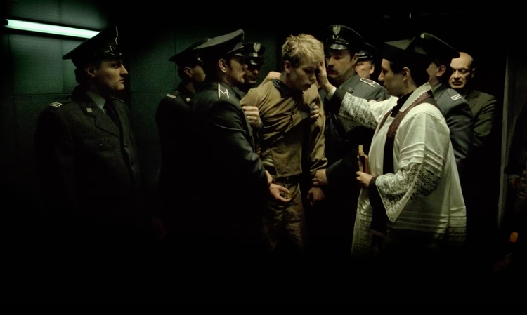 Jacek har dræbt en taxachauffør og må nu selv lade livet. Den idealistiske, nyudklækkede advokat  bevidner desillusioneret mareridtsforestillingen. Foto: fra filmen