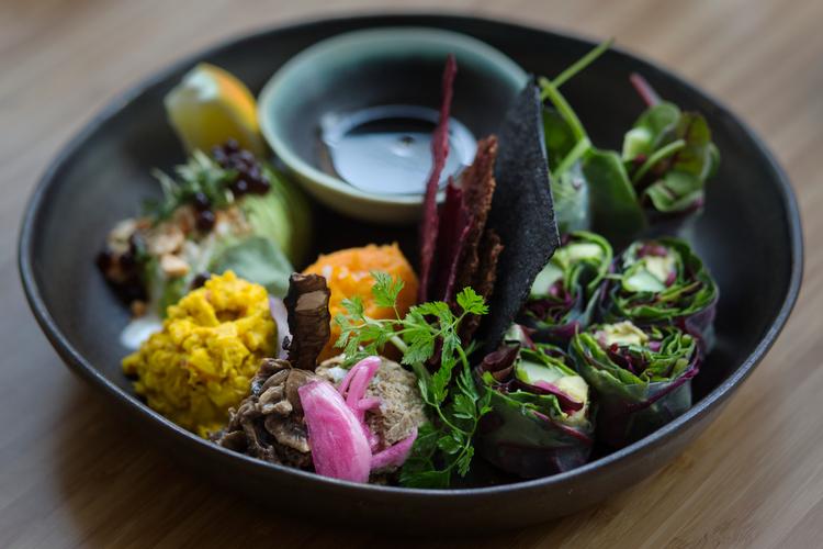 Brunchtallerkenen hos Plant Power Food på Nørrebro er farverig og Instagram-venlig. Ifølge vores anmelder, der gav stedet 3 hjerter, smagte den dog ikke af særligt meget.  Foto: Emma Sejersen/POLFOTO