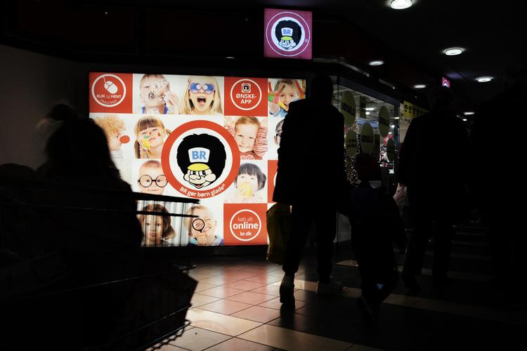 Hundredvis af kunder stod i kø for at bytte gaver og indløse gavekort hos Fætter BR i Rødovre Centret, da konkursen blev meddelt. Foto: Martin Lehmann/POLFOTO