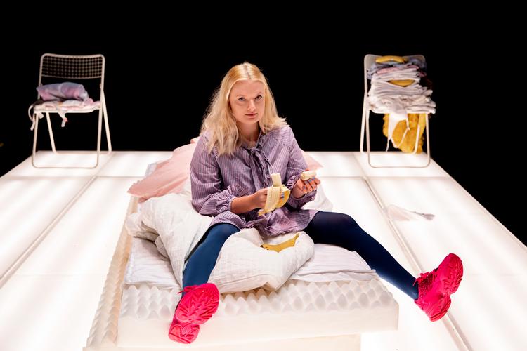 23-årige Sofie Diemer har noget med bananer. Der var bananer på forsiden af hendes digtsamling 'Lol-lita', og på hendes Instragram-konto spiller den gule frugt også en fremtrædende rolle. Foto: Finn Frandsen/POLFOTO