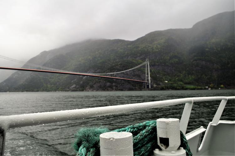 Hængebroen over fjorden er et pænt stykke over en kilometer lang og hægter kysterne sammen, så man kan skyde genvej over fjorden.  Foto: Susser Feit