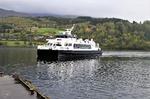 Man sidder godt ved de store vinduer og nyder udsigten fra det gode skib, 'Teisten', der cruiser fjordene. Selv i smågråt vejr er oplevelsen smuk. Båden tager kun gående passagerer og sejler hele sommeren frem til oktober. Foto: Susser Feit