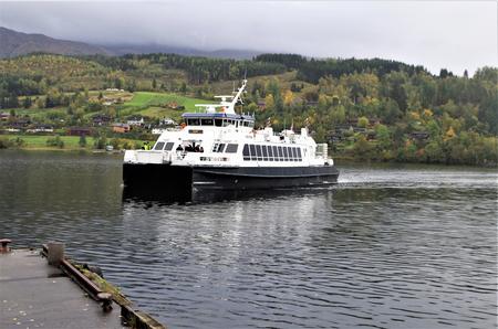 Man sidder godt ved de store vinduer og nyder udsigten fra det gode skib, 'Teisten', der cruiser fjordene. Selv i smågråt vejr er oplevelsen smuk. Båden tager kun gående passagerer og sejler hele sommeren frem til oktober. Foto: Susser Feit