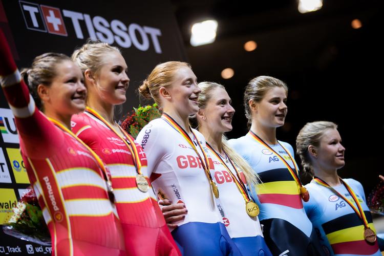 Trine Schmidt og Julie Leth på podiet under World Cup-afdelingen i Berlin i efteråret, da de blev nr. 2 i parløbet. 
