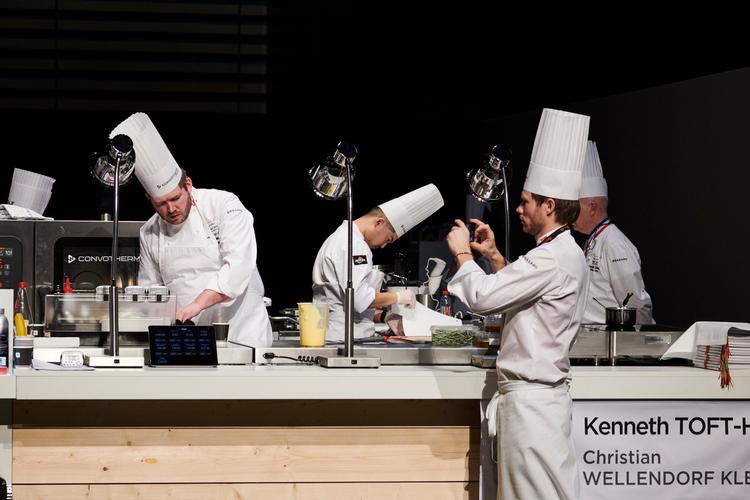
Bocouse d'Or i Lyon 2019.  Rasmus Kofoed fotograferer, mens Kenneth Toft-Hansen konkurrerer.
   Foto: Andreas Stenmann