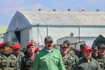 Venezuelas præsident, Nicolás Maduro, og landets forsvarsminister, Vladimir Padrino (tv.) fotograferet på en militærbase i går.  Foto: Ho/Ritzau Scanpix