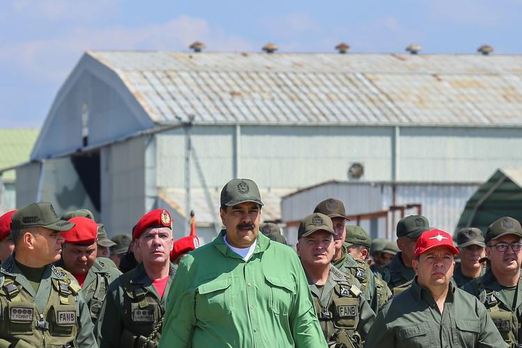 Venezuelas præsident, Nicolás Maduro, og landets forsvarsminister, Vladimir Padrino (tv.) fotograferet på en militærbase i går.  Foto: Ho/Ritzau Scanpix