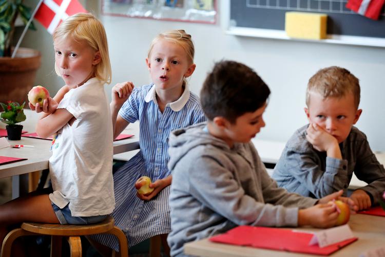 Elever i indskolingen (0.-3. klasse) kan se frem til en skoleuge, der bliver to timer og et kvarter kortere. 
   Foto: Jens Dresling/POLFOTO