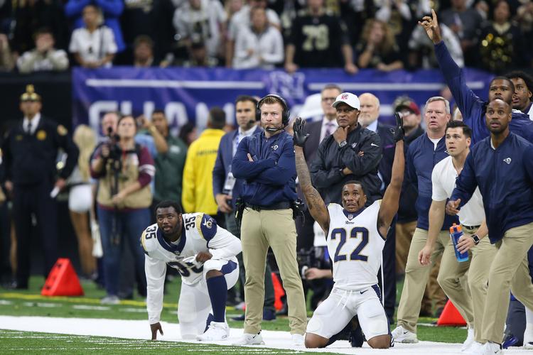 
Sean McVay (i midten med headset) under de afgørende sekunder af sidste weekends kamp i New Orleans, hvor Rams kom i klubbens første Super Bowl siden 2002.
   Foto: Chuck Cook/Ritzau Scanpix