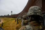 Amerikanske soldater lægger pigtråd ud i Texas ved grænsen til Mexico. Foto:  Photo by Alexandra Minor / US AIR FORCE / AFP.
   Foto: Alexandra Minor/Ritzau Scanpix