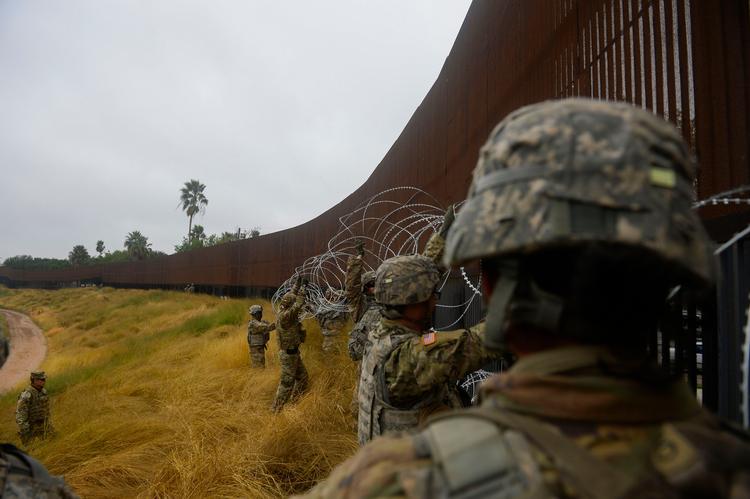 Amerikanske soldater lægger pigtråd ud i Texas ved grænsen til Mexico. Foto:  Photo by Alexandra Minor / US AIR FORCE / AFP.
   Foto: Alexandra Minor/Ritzau Scanpix