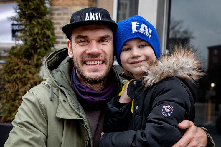 Egentlig ville Kristian Lund, far til Liva på 7 år, hellere have haft mere aktivitet ind i undervisningen end tidligere fri.
   Foto: Finn Frandsen/POLFOTO