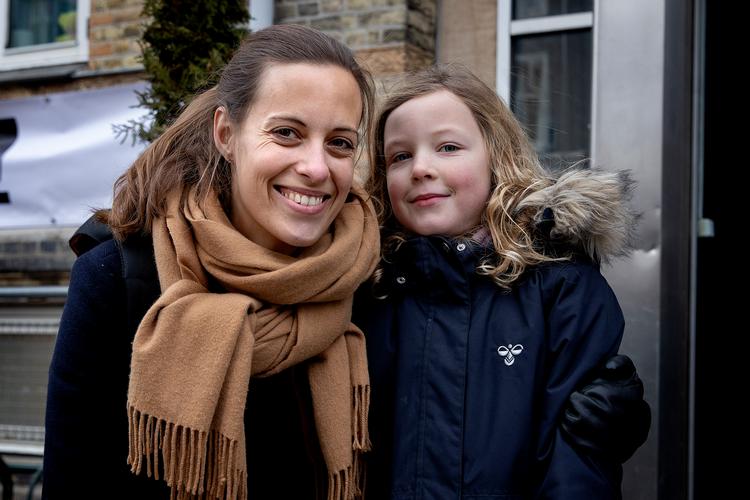 Mere legetid, men nok ikke meget tidligere hjem, vurderer Madeleine Holm, mor til Filippa på 7 år.

   Foto: Finn Frandsen/POLFOTO
