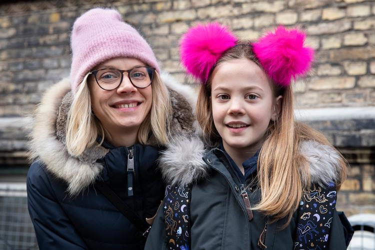 
   Anna Malmkjær kan allerede mærke, at hendes datter Nico på 8 år har mere energi, når hun kommer hjem, efter at skolen har forkortet skoledagen med en time. 
   Foto: Finn Frandsen/POLFOTO