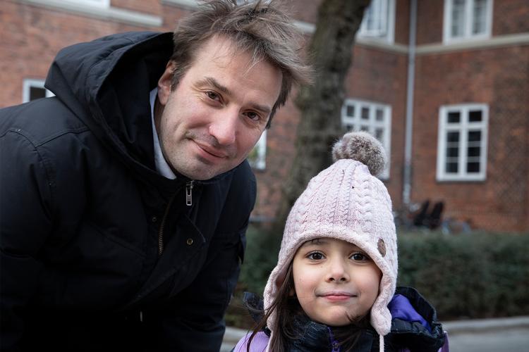 Søren Grunnet, far til Marie på 6 år, tror, at kortere skoledage også kan blive en fordel for sportsklubber, fordi der bliver mere tid til at gå til noget. 
   Foto: Finn Frandsen/POLFOTO