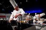 
Kenneth Toft-Hansen, mens han lavede mad i Bocuse d'Or. Det gjorde han så godt, at han de næste to år kan smykke sig med titlen verdens bedste kok, som Bocuse d'Or populært kaldes. Foto: Jean-philippe Ksiazek/Ritzau Scanpix
