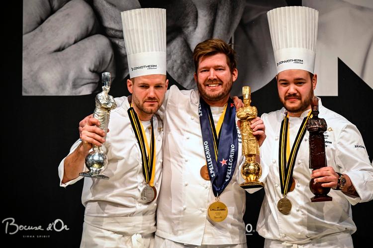  Kenneth Toft-Hansen i midten, til venstre den svenske kok Sebastian Gibrand, der blev nummer to og til højre den norske bronzevinder Christian Andre Pettersen 
  Foto: Jean-philippe Ksiazek/Ritzau Scanpix
