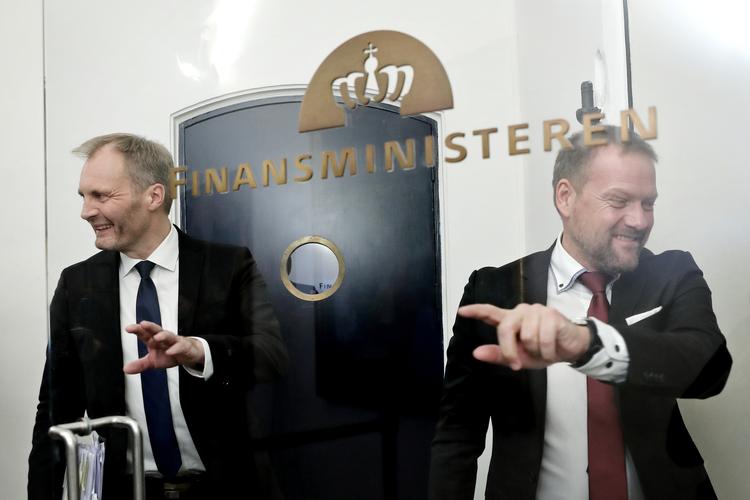 René Christensen (th.) ser ikke noget paradoks i at belønne dem, der kan og vil arbejde længere, samtidig med at man diskuterer muligheden for tidligere tilbagetrækning. Til venstre ses hans partifælle i Folketinget Peter Skaarup.
   Foto: Jens Dresling/POLFOTO