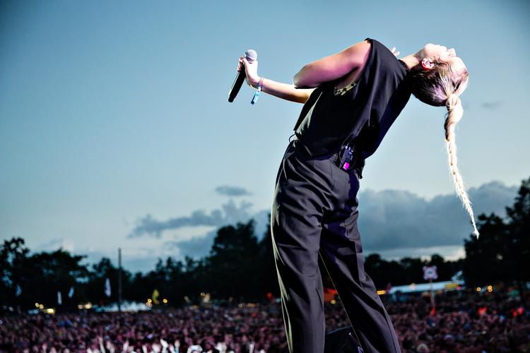 I 2013 spillede hun på scenen Pavilion Junior. I 2014 var det Arena, Mø besøgte, før hun i 2016 besteg Orange Scene. I år vender hun tilbage til Roskilde Festivals største scene.  Foto: Melissa Kühn Hjerrild/POLFOTO