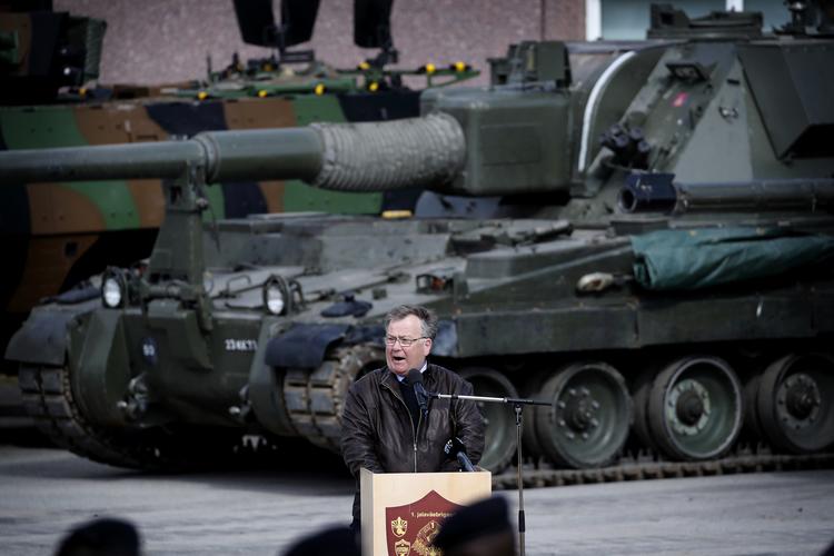 Forsvarsminister Claus Hjort Frederiksen har lige fået opbakning fra et politisk flertal til  at øge det danske forsvarsbudget med 4,5 miliarder kroner, men det er ikke nok, siger USA's ambassdør i Danmark.  Foto: Jens Dresling/POLFOTO