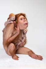 Patricia Piccininis figurer er uhyre realistiske ved at være fremstillet af silikone, glasfiber og rigtige menneskehår! Kan ses frem til 8. september på Arken i Ishøj.  Foto: Patricia Piccinini, Kindred, 2018. 