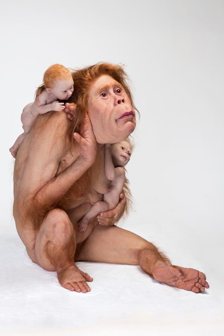 Patricia Piccininis figurer er uhyre realistiske ved at være fremstillet af silikone, glasfiber og rigtige menneskehår! Kan ses frem til 8. september på Arken i Ishøj.  Foto: Patricia Piccinini, Kindred, 2018. 