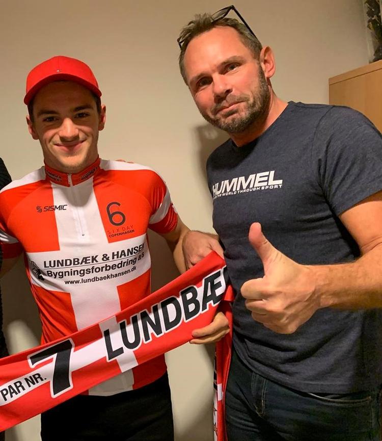 Oliver Wulff Frederiksen sammen med sportschef Jimmi Madsen, da det 18-årige stortalent præsenteredes som den ene halvdel af par nr. 7. 