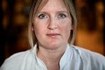 Line Mellergaard er nyuddannet sygeplejerske og glad for sin fuldtidsstilling på Hjertecentret på Riget. En ny vagtplan, der fører til færre fridage betyder nu, at hun vil søge deltid, og det spiller dårligt sammen med det politiske ønske om at få flere sygeplejersker til at arbejde fuld tid. Foto: Jacob Ehrbahn/POLFOTO