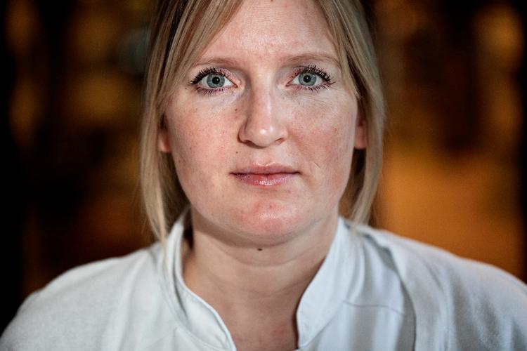 Line Mellergaard er nyuddannet sygeplejerske og glad for sin fuldtidsstilling på Hjertecentret på Riget. En ny vagtplan, der fører til færre fridage betyder nu, at hun vil søge deltid, og det spiller dårligt sammen med det politiske ønske om at få flere sygeplejersker til at arbejde fuld tid. Foto: Jacob Ehrbahn/POLFOTO