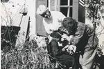 Venindebesøg. I det lille hus i landsbyen Oigny-en-Valois boede familien Ferlov Mancoba i 1950’erne. Planen var, at de skulle låne huset af veninden Clarisse Penso (.t.v) i et halvt år, men de blev hængende, indtil de to veninder havde et opgør, som afspejles i brevvekslingen. Fotoet er fra 1952, hvor Clarisse besøger familien og sønnen Wonga får klippet hår.  