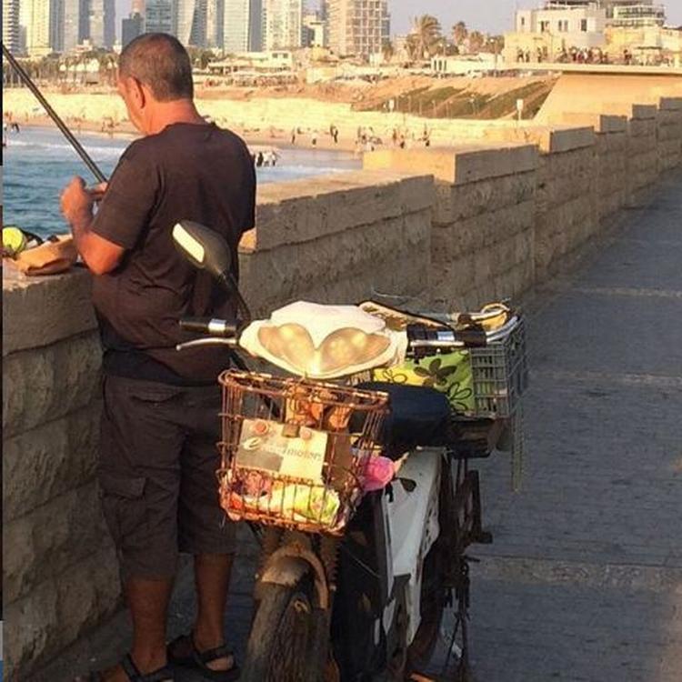 Der fiskes efter aftensmad i den gamle havneby Jaffa ved Tel Aviv. Foto: @gingit_travels