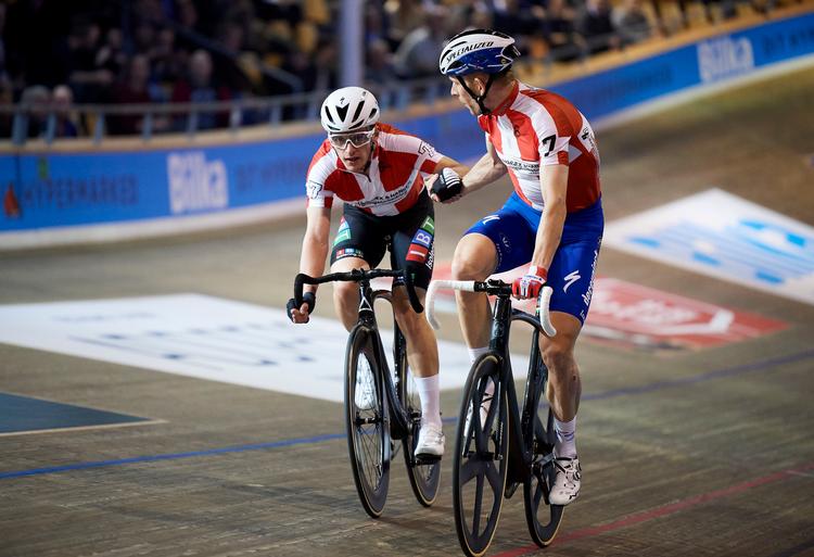 Michael Mørkøv (t.h.) styrer sin unge makker Oliver Wulff Frederiksen sikkert gennem åbningsjagten. Foto: Lars Rønbøg/Bilka 6 dagesløbet/Getty Images. 