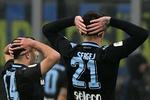 Mens holdkammeraterne sparker fra pletten holder Riza Durmisi (tv.) og Sergej Milinkovic-Savic vejret.
   Foto: Miguel Medina/Ritzau Scanpix